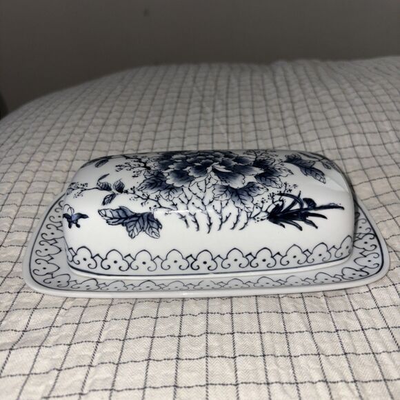 Hung Arts Blue White Floral Ceramic Butter Dish with Lid Made In Hong Kong - Picture 3 of 16